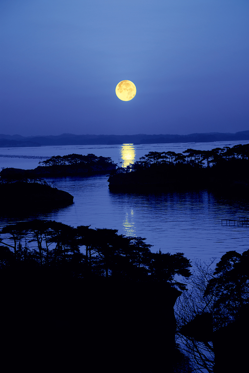松島にのぼる月