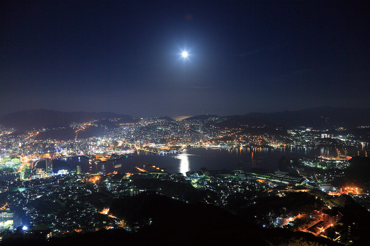 稲佐山から望む月