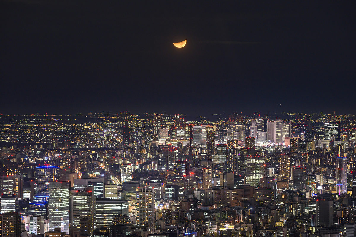 東京スカイツリー®から望む月