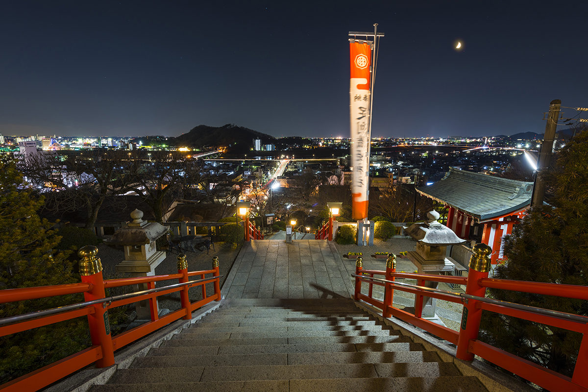 織姫神社から望む月