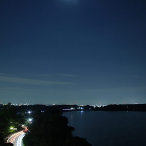 多摩湖にのぼる月