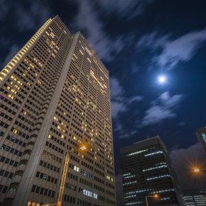 日本初の超高層ホテルにのぼる月
