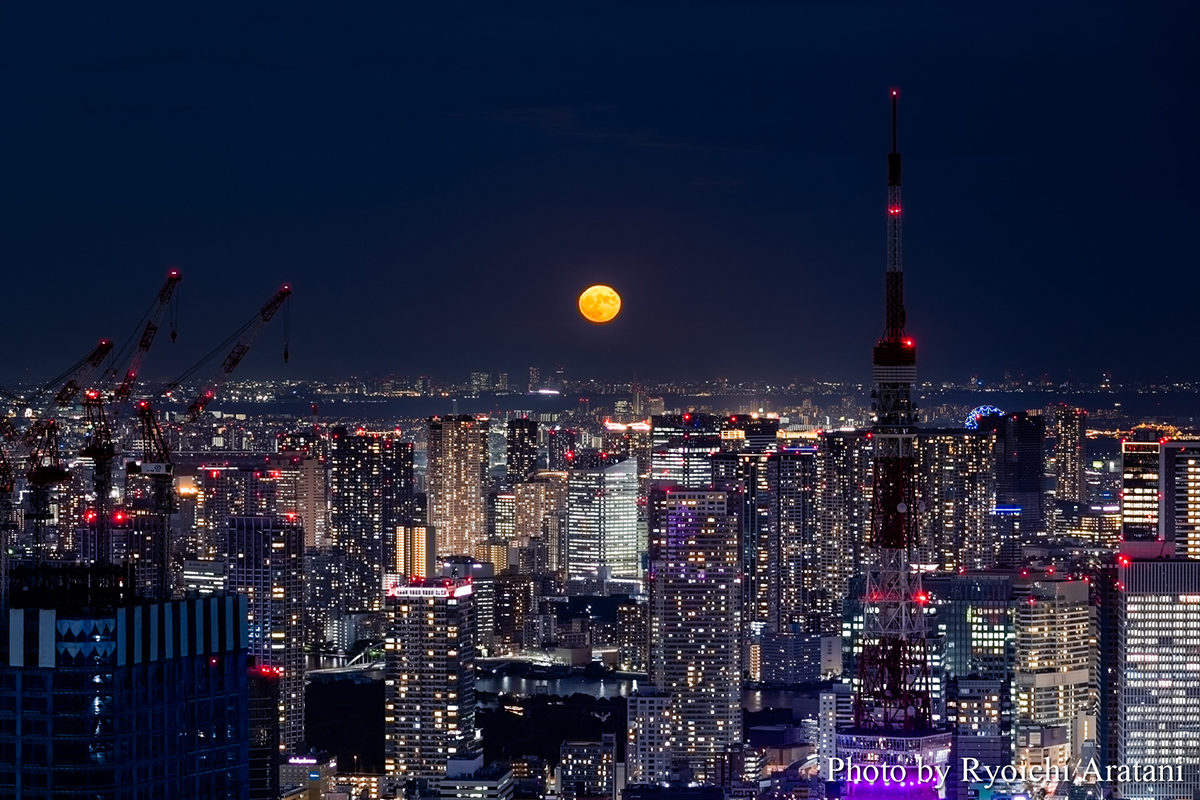 六本木ヒルズ展望台 東京シティビュー／スカイデッキから望む月