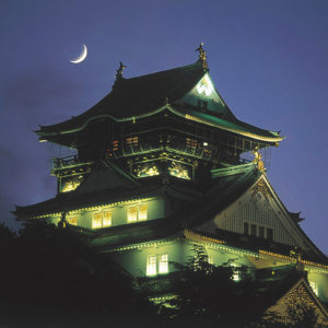 大阪城にのぼる月