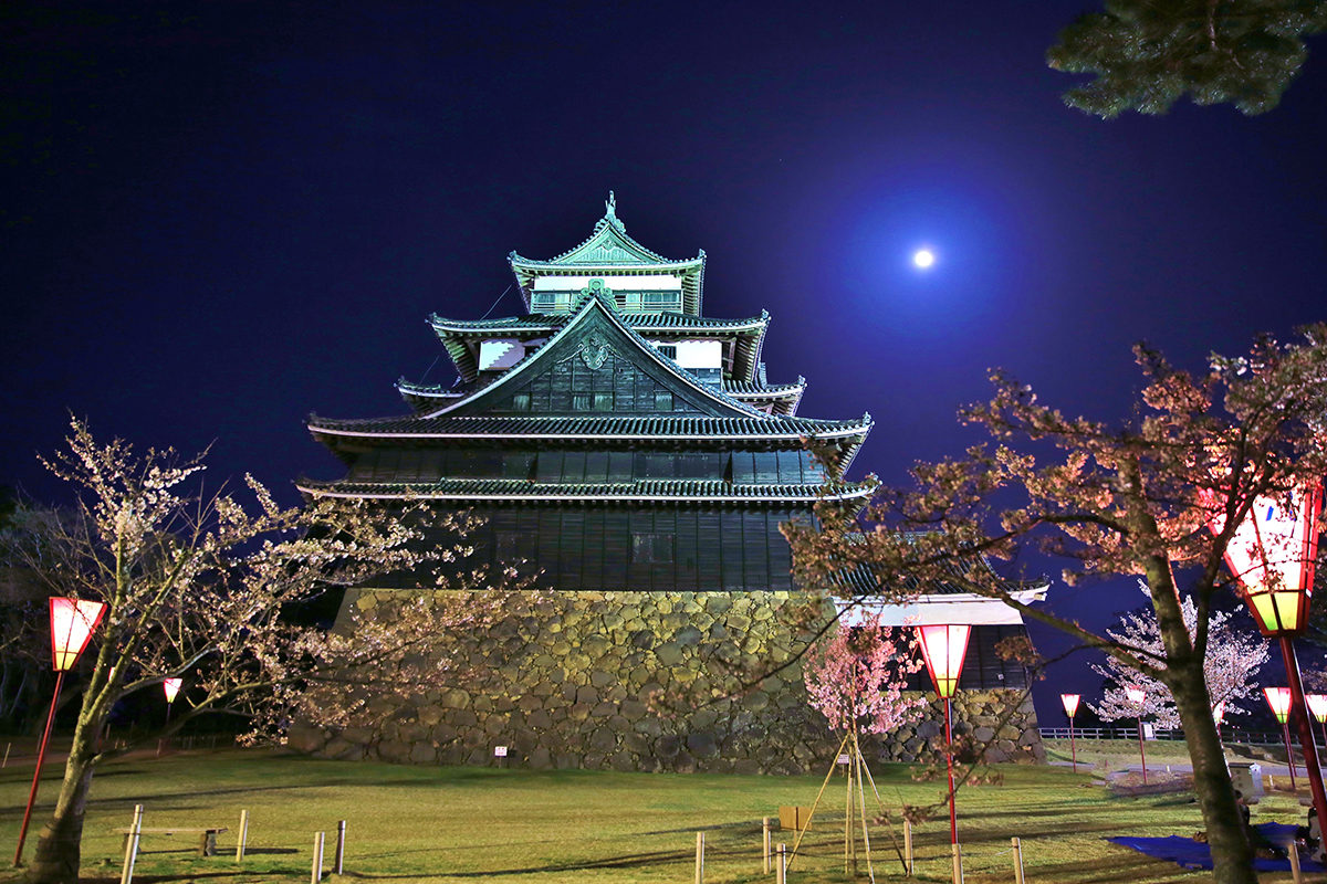松江城にのぼる月
