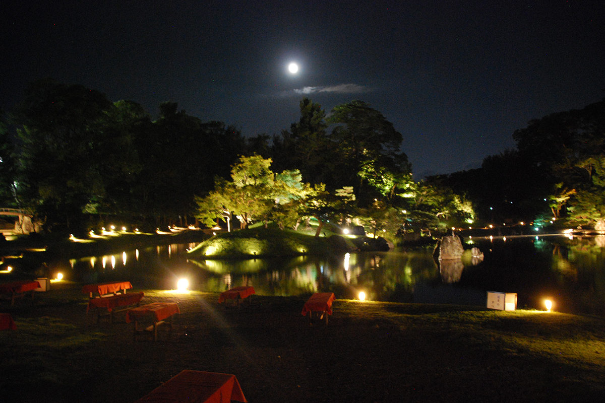 彦根城・玄宮園にのぼる月