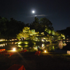 彦根城・玄宮園にのぼる月