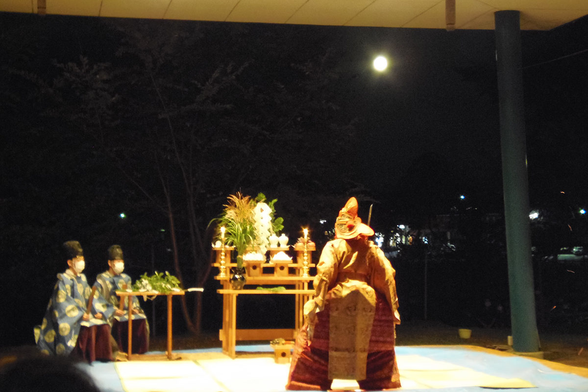 猿賀神社を照らす月