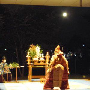 猿賀神社を照らす月