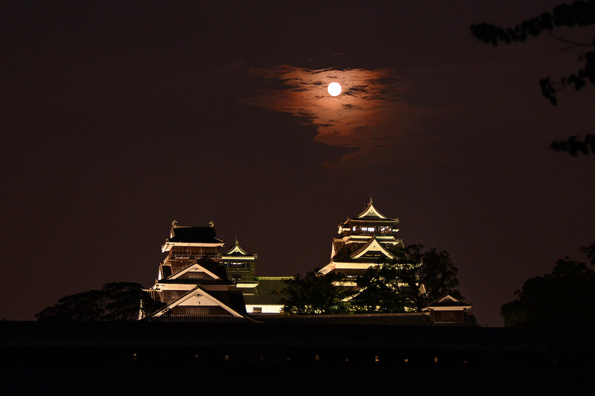 熊本城にのぼる月