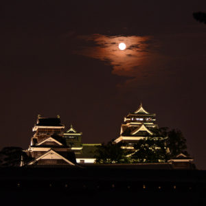 熊本城にのぼる月