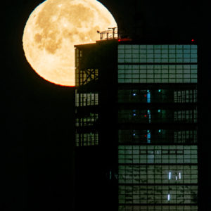 千葉ポートタワーから望む月