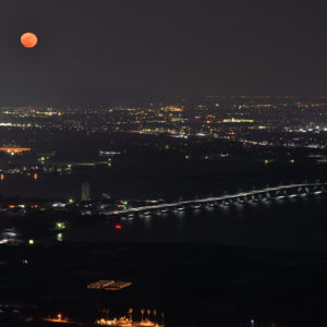 蔵王山展望台から望む月