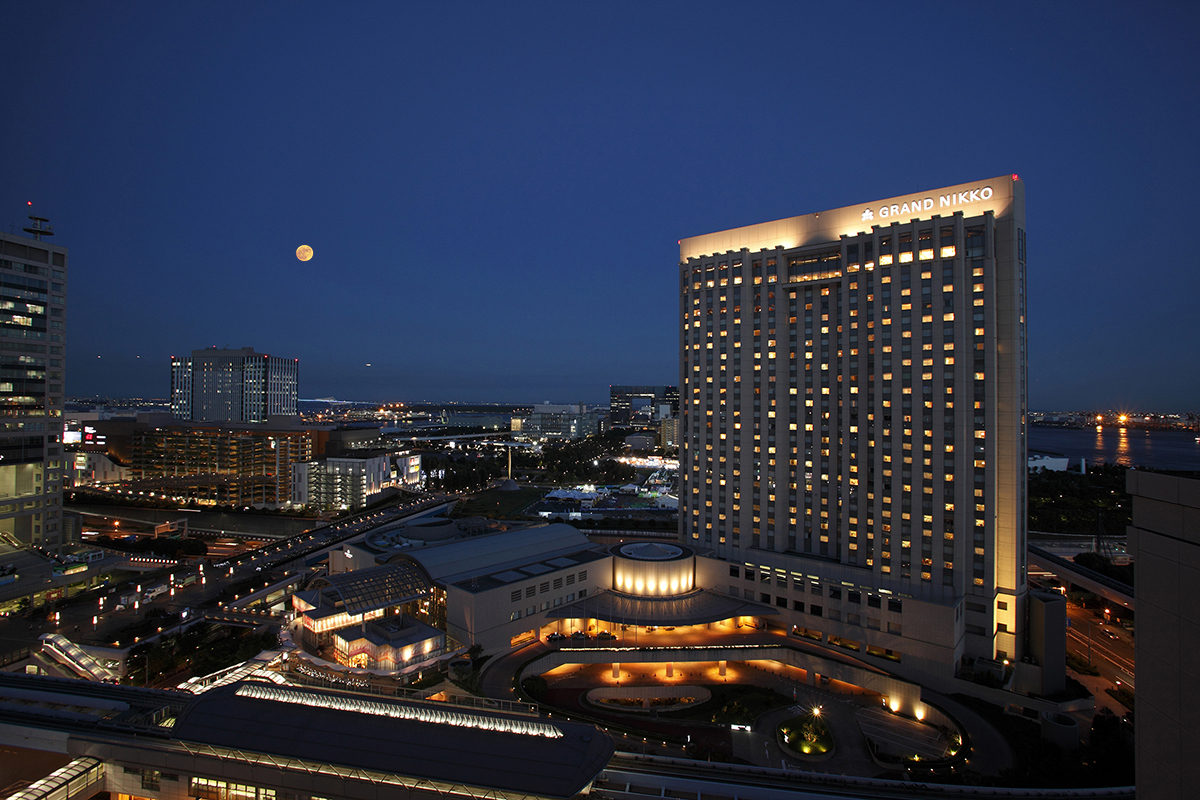 お台場・高層ホテルから望む東京夜景と月