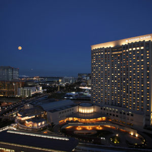お台場・高層ホテルから望む東京夜景と月