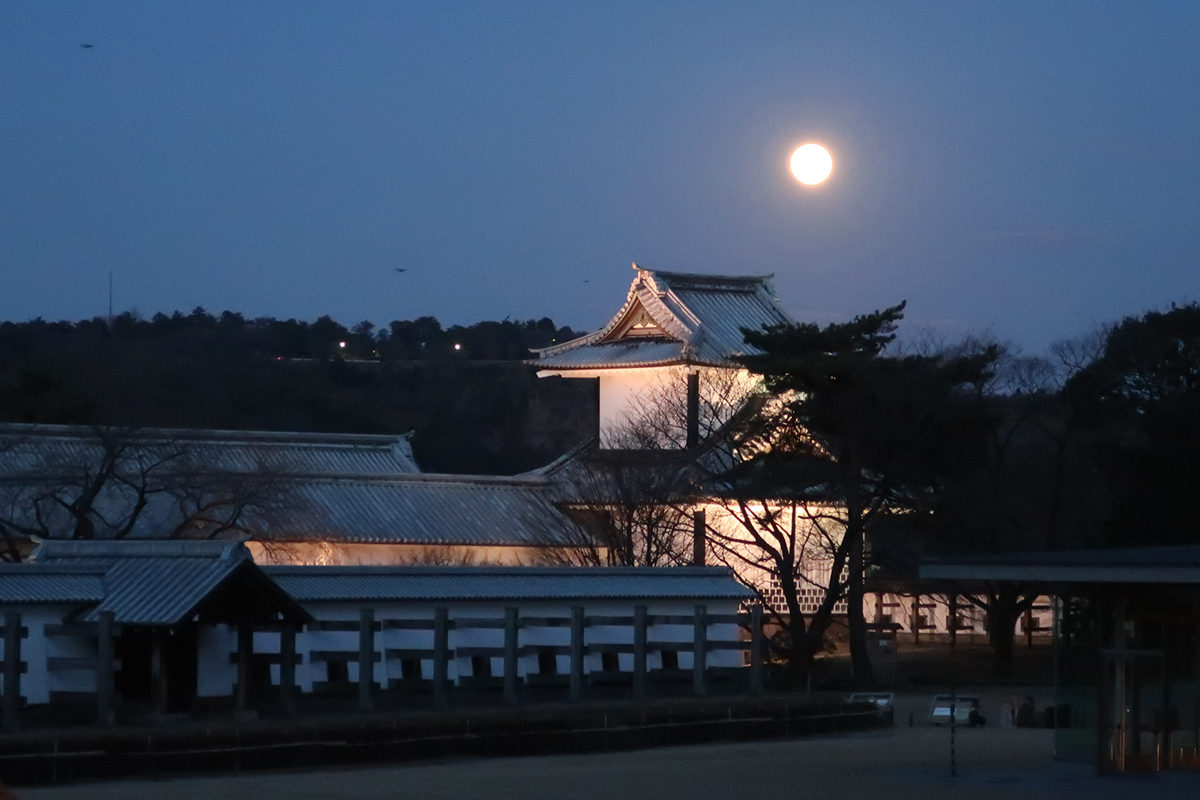 金沢城にのぼる月