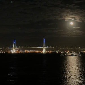 横浜港大さん橋国際客船ターミナルから望む月
