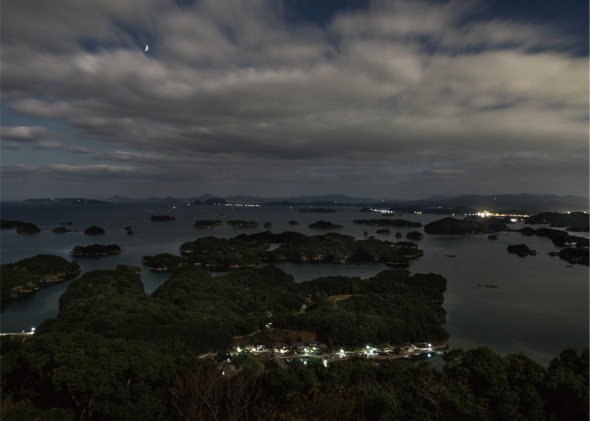 九十九島にのぼる月